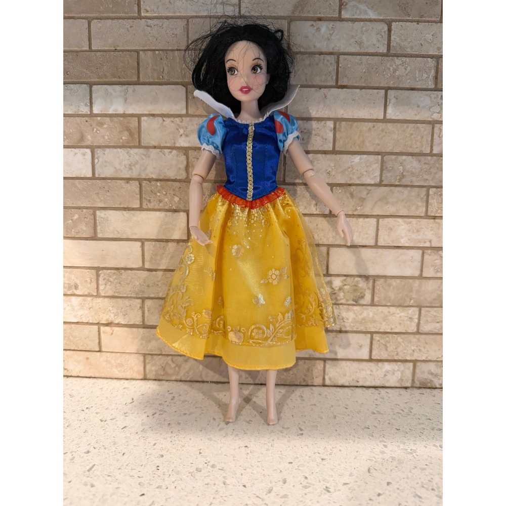 Disney Snow White fashion doll Disney Princess blue red yellow dress Articulated